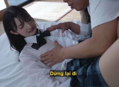 Bố dượng mất kiểm soát trước cô con gái trong bộ đồng phục ướt át sau mưa